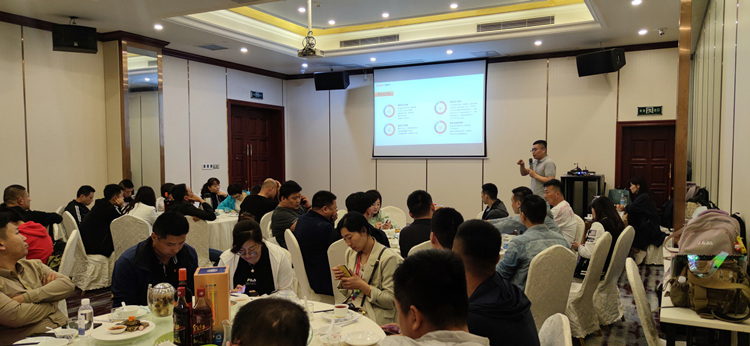 劉曉偉先生講解按摩椅加盟條件